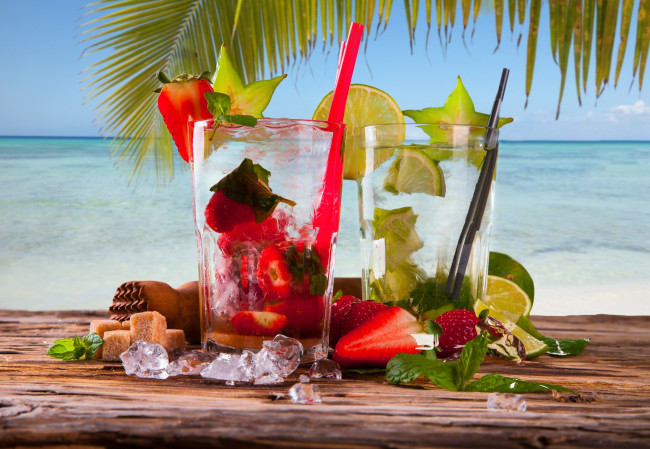 Обои картинки фото еда, напитки,  коктейль, клубника, сахар, лед, коктейль, море, пальма, океан, мята, лайм