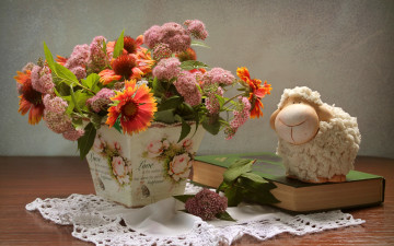 Картинка цветы букеты +композиции гайлардия натюрморт спирея букет лето статуэтка барашек книга