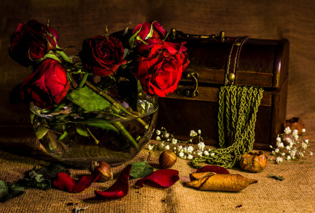 Обои картинки фото цветы, розы, бусы, лепестки, шкатулка