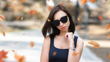 Картинка девушки -unsort+ брюнетки темноволосые очки шатенка осень майка топ листья часы
