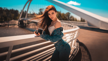 Картинка девушки -unsort+ брюнетки темноволосые река длинные волосы портрет мост джинсовые ткани колье женщины на природе фотоаппарат джинсы