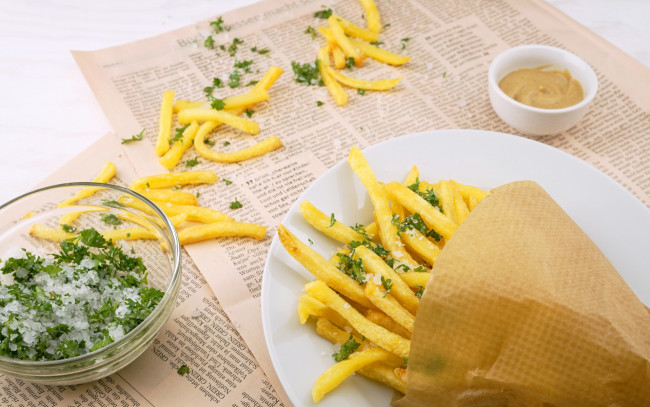 Обои картинки фото еда, чипсы,  картофель фри, зелень, картофель, фри, соль