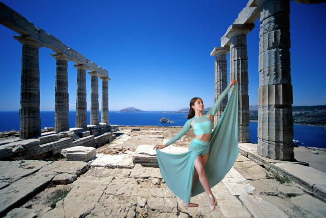 Обои картинки фото девушки, - брюнетки,  шатенки, море, греция, руины, храм, балерина