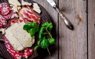 Картинка еда колбасные+изделия колбаса мясо нарезка базилик сыр