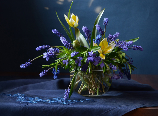 Обои картинки фото цветы, разные вместе, тюльпаны, салфетка, мускари, аквариум, ваза, вышивка