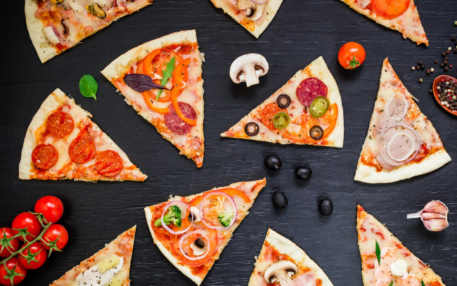 Обои картинки фото еда, пицца, ingredients, ассорти, выпечка, помидоры, tomato, тесто, сыр, pizza, соус, специи, italian, мясо, овощи, шампиньоны