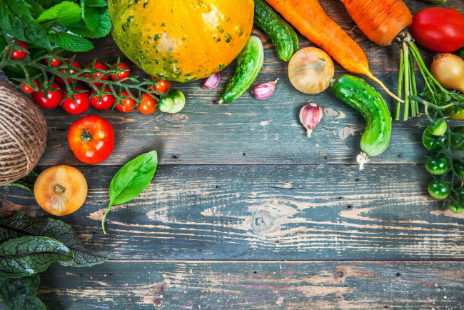 Обои картинки фото еда, овощи, морковь, помидоры, чеснок, огурцы, лук, томаты