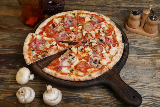 Обои картинки фото еда, пицца, шампиньоны, тамат, начинка, сыр