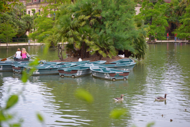 Обои картинки фото корабли, лодки,  шлюпки, деревья, пальмы, водоем, утки, люди