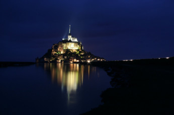 Картинка города крепость+мон-сен-мишель+ франция огни вечер отражение крепость