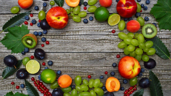 Обои картинки фото еда, фрукты,  ягоды, сливы, виноград, нектарины, киви, смородина