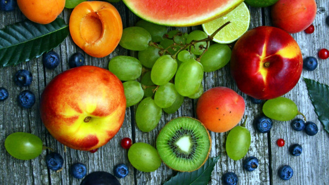 Обои картинки фото еда, фрукты,  ягоды, сливы, виноград, нектарины, киви