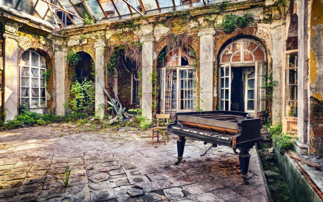 Обои картинки фото музыка, -музыкальные инструменты, рояль, двор, дом, стул