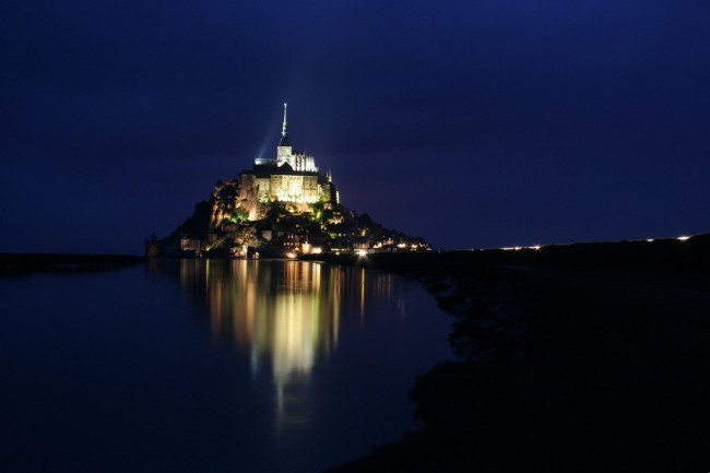 Обои картинки фото города, крепость мон-сен-мишель , франция, огни, вечер, отражение, крепость
