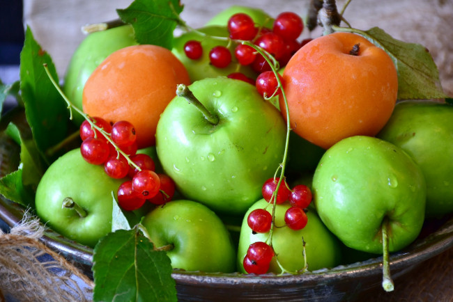Обои картинки фото еда, фрукты,  ягоды, яблоки, смородина