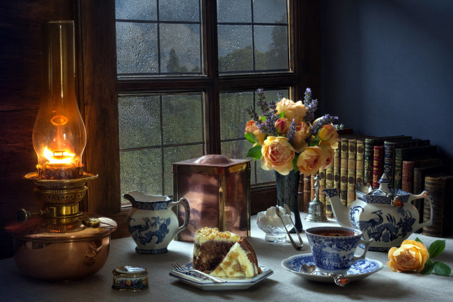 Обои картинки фото еда, натюрморт, пирог, чай, букет, книги, лампа