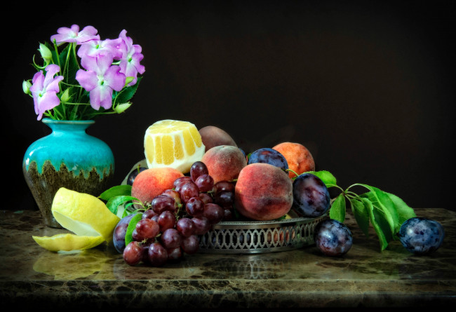 Обои картинки фото еда, натюрморт, букет, слива, персик, виноград, лимон