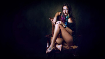 Картинка девушки -unsort+ брюнетки темноволосые стул ноги темный фон