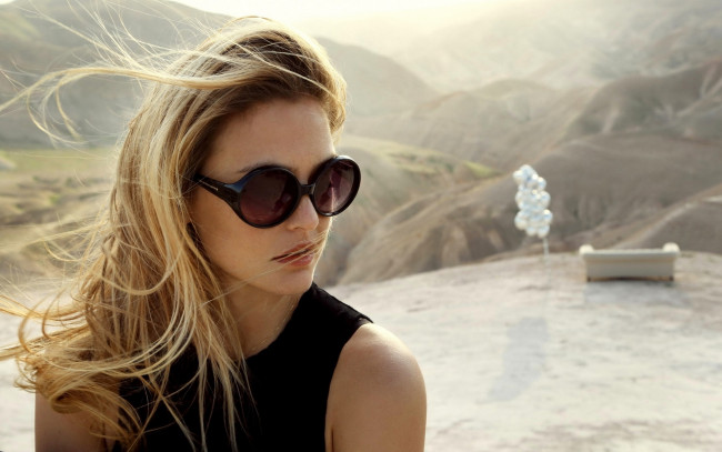Обои картинки фото девушки, bar rafaeli, модель, блондинка, лицо, очки, горы, ветер