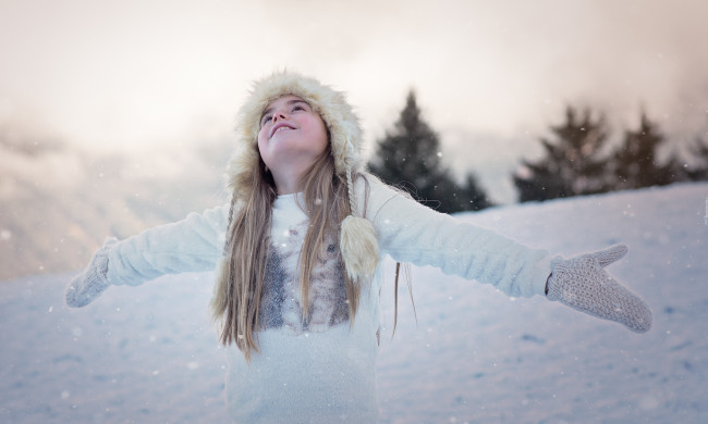 Обои картинки фото разное, настроения, девочка, шапка, варежки, снег, зима