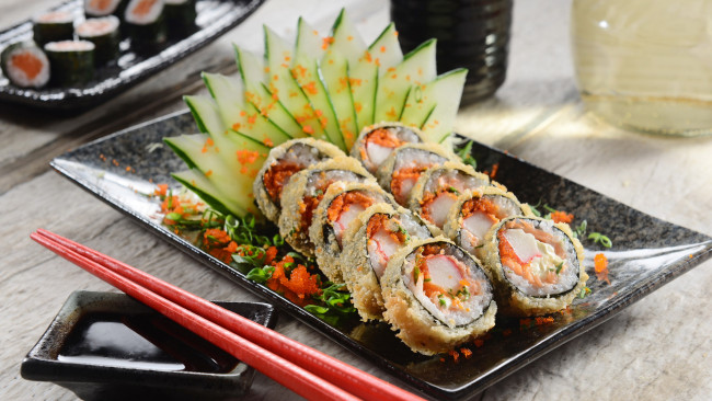 Обои картинки фото еда, рыба,  морепродукты,  суши,  роллы, японская, кухня, роллы, суши, соус