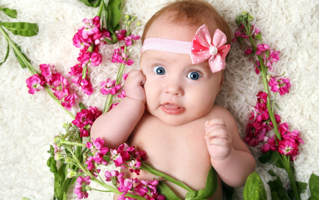 Обои картинки фото разное, дети, младенец, бантик, цветы