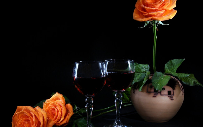 Обои картинки фото еда, напитки,  вино, ваза, персиковые, розы, вино, бокалы
