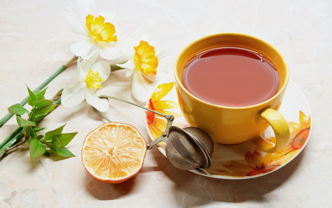 Обои картинки фото еда, напитки, Чай, чай, ситечко, лимон, нарциссы, чашка