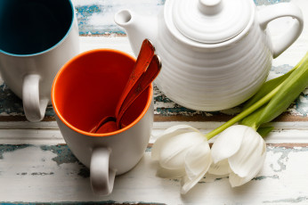 Картинка разное посуда столовые приборы кухонная утварь тюльпаны чашки заварник ложки