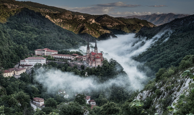 Обои картинки фото covadonga, asturias, spain, города, пейзажи, собор, испания, астурия, ковадонга, picos, de, europa, панорама, горы