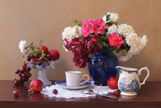 Обои картинки фото еда, натюрморт, сливы, виноград, чашка, букет, розы
