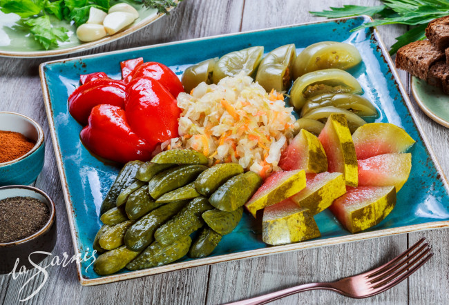 Обои картинки фото еда, консервация, перец, арбуз, соления, закуска, огурцы, капуста, помидор