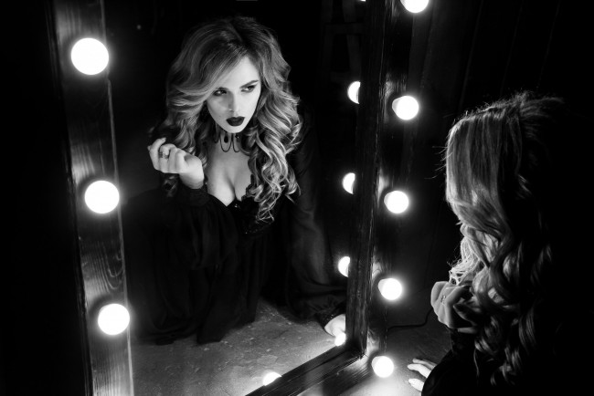 Обои картинки фото девушки, ellina myuller, свет, зеркало, блондинка, черно-белая