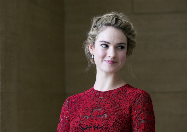 Обои картинки фото девушки, lily james, блондинка, актриса, улыбка