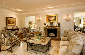 Картинка интерьер гостиная камин орхидеи картины столик диван