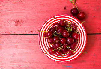Картинка еда вишня +черешня ягоды тарелка доски