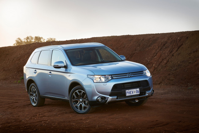 Обои картинки фото автомобили, mitsubishi, 2014г, phev, outlander, au-spec, светлый