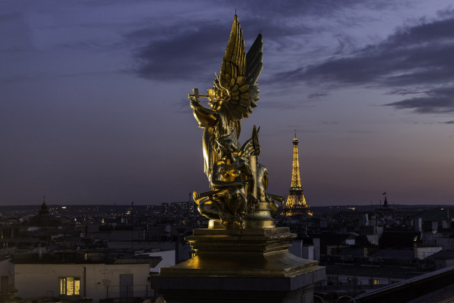 Обои картинки фото города, париж , франция, ночь, статуя, панорама, башня
