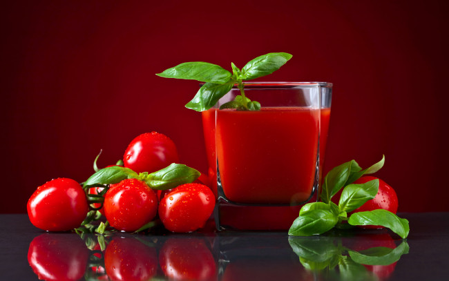 Обои картинки фото еда, помидоры, стакан, томатного, сока, со, свежими, помидорами, на, столе, томат, томаты
