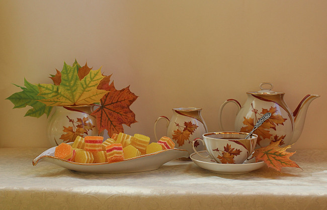 Обои картинки фото еда, конфеты,  шоколад,  сладости, мармелад, клен, натюрморт, осень, чай, листья