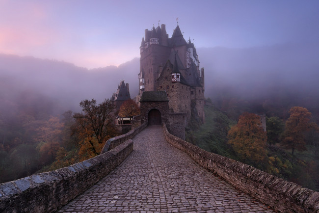 Обои картинки фото города, замки германии, осень, замок, эльц, дымка, туман, германия