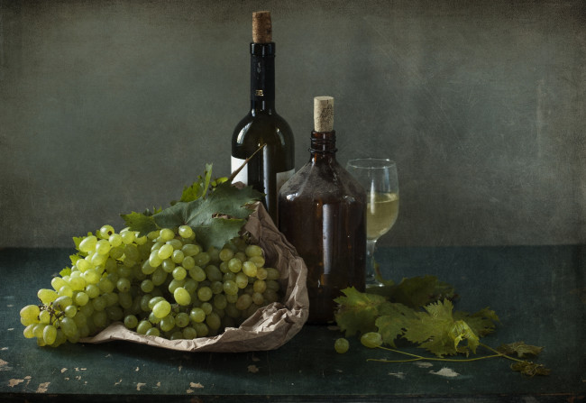 Обои картинки фото еда, напитки,  вино, виноград, бутылки, вино, натюрморт