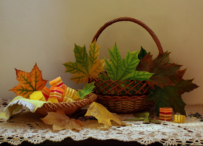 Обои картинки фото еда, конфеты,  шоколад,  сладости, сладости, листья, клен, корзина, осень, натюрморт