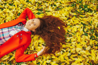 Картинка девушки -+рыжеволосые+и+разноцветные осень листопад листья рыженькая красное пальто