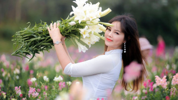Картинка девушки -+азиатки серьги улыбка лилии букет