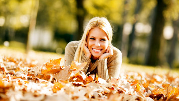 Картинка девушки -+блондинки +светловолосые осень листья листопад блондинка