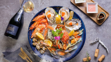 Картинка еда рыбные+блюда +с+морепродуктами устрицы креветки краб вино