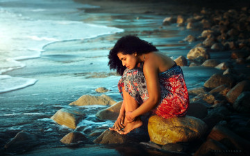Картинка девушки -+брюнетки +шатенки вода камни брюнетка босые ноги