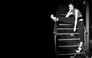 Картинка девушки саша+пивоварова модель черно-белая топ штаны лестница
