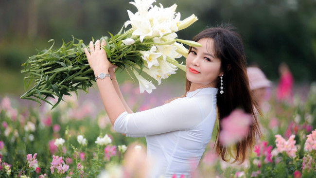 Обои картинки фото девушки, - азиатки, серьги, улыбка, лилии, букет